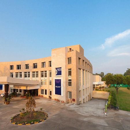 Velvet Clarks Exotica Hotel Zirakpur Luaran gambar