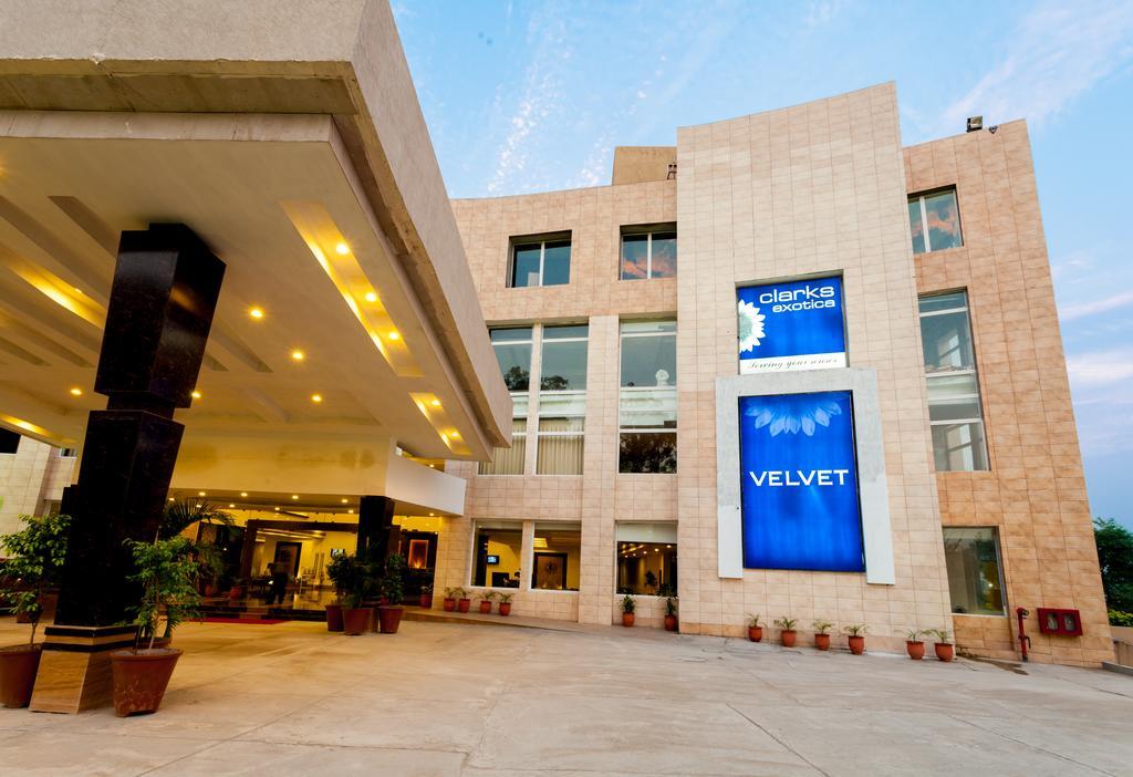 Velvet Clarks Exotica Hotel Zirakpur Luaran gambar